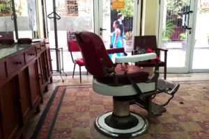 Hairdresser chair at Salon Correo in Havana