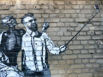 Permalink to: THE BEST WAY TO TAKE SELF-PORTRAITS