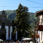 Best of Teror in one picture: The Basílica de Nuestra Señora del Pino, the iconic wooden balconies, and the traditional Sunday market.