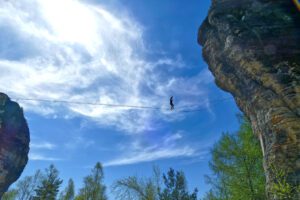 Tightrope walker at the entrance to the Tisá rocks.